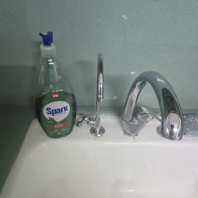 ברז וכיור עם בקבוק סבון נוזלי