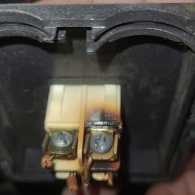 חיבורים חשמליים שרופים עם ברגים