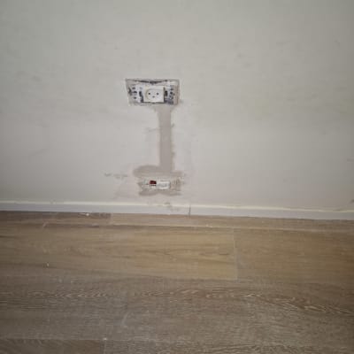 שקע חשמלי בקיר עם תיקון טיח