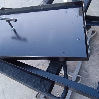 מגש מתכת שחור עם ידית T