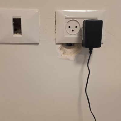 שקע חשמל עם מטען מחובר לקיר