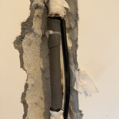 צינור מיזוג אוויר בקיר עם בידוד