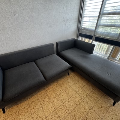 ספות אפורות ליד חלון גדול