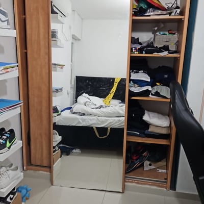 ארון עץ עם דלת מראה בחדר שינה