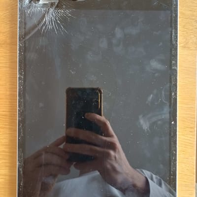 מסך אייפד שבור עם השתקפות של ידיים