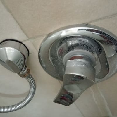 ברז מים מתכתי עם צינור גמיש מחובר