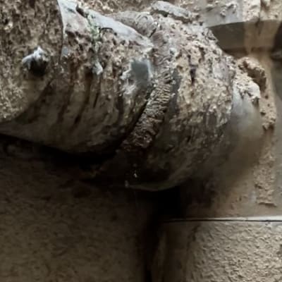 צינור מתכת עם חלודה ולכלוך, קשור לעבודות גובה