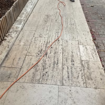 עבודת ניקוי וקרצוף של ריצוף חוץ מאבן טבעית באמצעות ציוד מקצועי