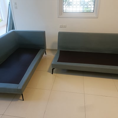 שני ספות כחולות על רצפת אריחים