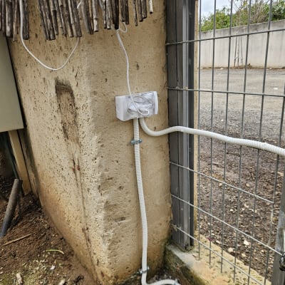 שקע חשמלי מותקן על קיר עם כבלים