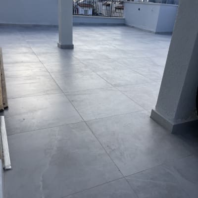 רצפת מרפסת מרוצפת עם אריחים אפורים