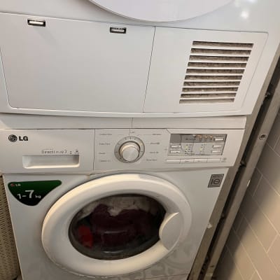 מכונת כביסה ומייבש בחדר כביסה