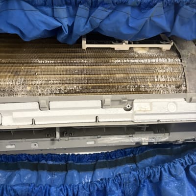 מזגן פתוח עם כיסוי כחול לניקוי