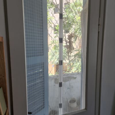 דלת זכוכית עם נוף חיצוני ועצים