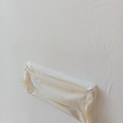 קיר צבוע עם נייר דבק