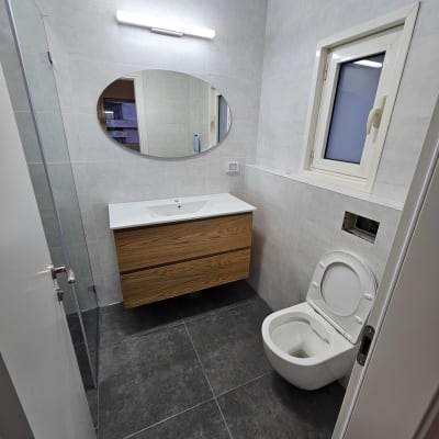 חדר אמבטיה עם כיור, מראה ואסלה