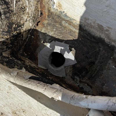תיקון ועבודת איטום מקומית סביב נזק בפתחי ניקוז בגג