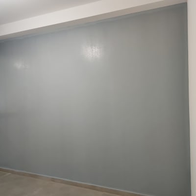 קיר צבוע בגוון אפור בהיר בחדר פנימי