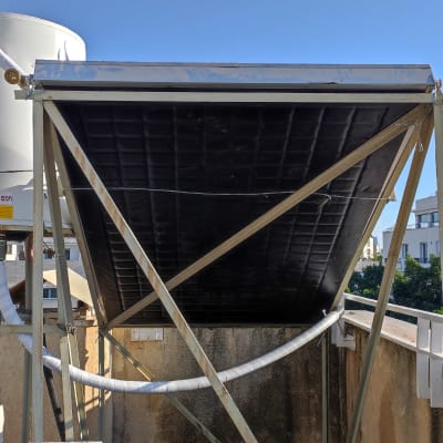 דוד שמש עם קולטים על גג בניין