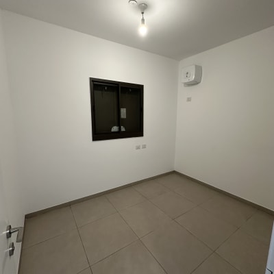 חדר ריק עם קירות צבועים ולוח חשמל