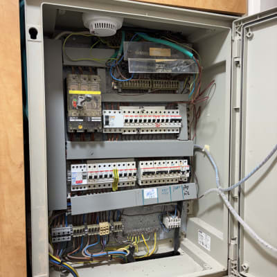 לוח חשמל פתוח עם חוטים ומפסקים