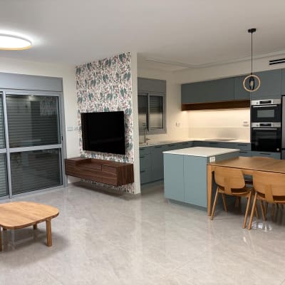 מטבח וסלון משופצים עם ריהוט מודרני ותאורה מעוצבת