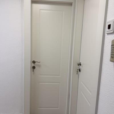 דלתות לבנות עם ידיות מתכת