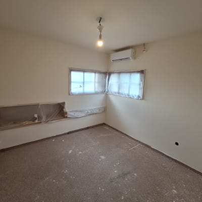 חדר צבוע עם קירות בהירים וניקוי לאחר צביעה