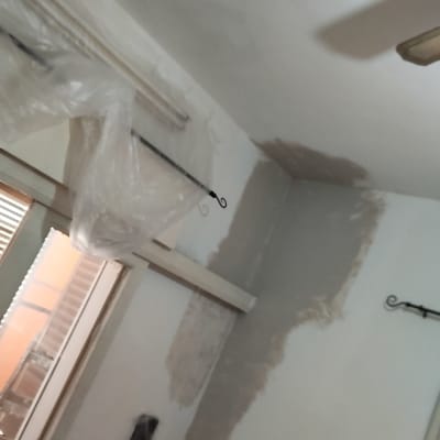 קיר עם תיקוני צבע ופלסטיק על חלון