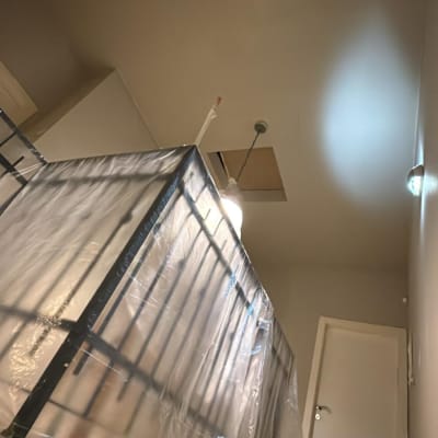 שיפוץ עם כיסוי פלסטיק על גרם מדרגות ותאורה