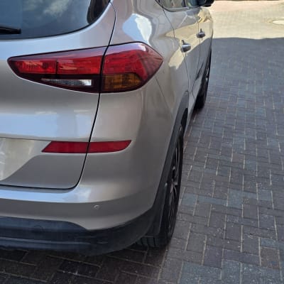 רכב חונה ליד מבנה תעשייתי