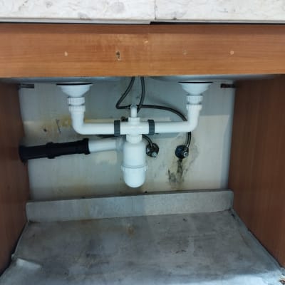 צנרת מתחת לכיור עם חיבורים ותעלות