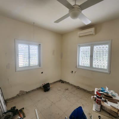 חלונות עם מסגרות אלומיניום בחדר ריק