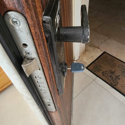 מנעול דלת עם מפתח תקוע
