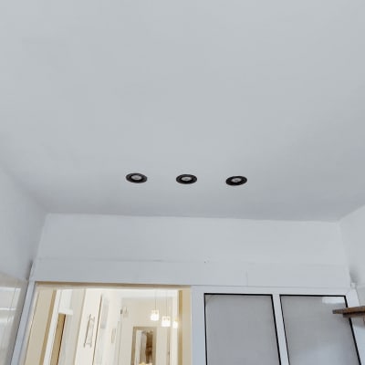 תקרה עם שלושה גופי תאורה שקועים