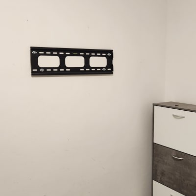 תושבת מתכת לקיר עבור טלוויזיה או מסך