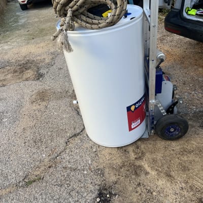 דוד שמש לבן עם חבל על עגלה