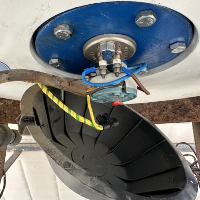 חיבורי חשמל עם חוטים צבעוניים ומכסה פלסטיק שחור