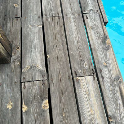 דק עץ ליד בריכה