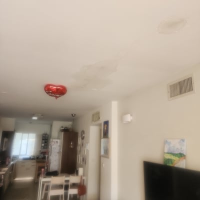 כתם רטיבות על תקרה בבית מגורים