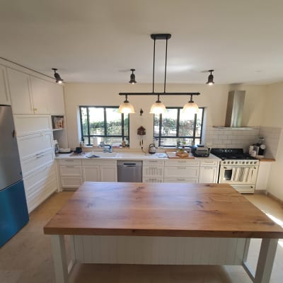 מטבח עם מקרר, תנור וכיור