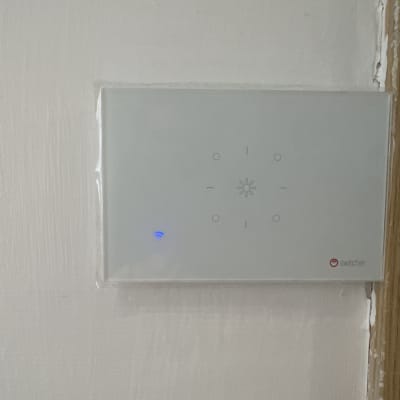 מתג חכם על קיר עם חיווי Wi-Fi