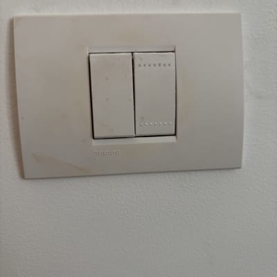 מתג חשמלי על קיר לבן