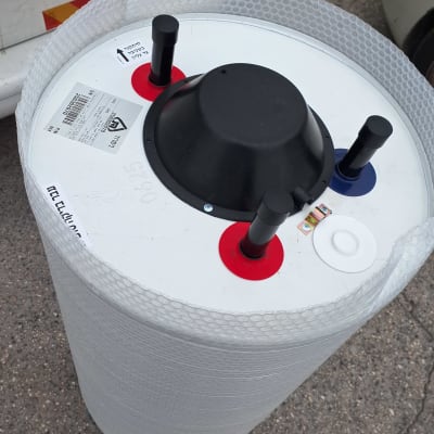 דוד מים עם חיבורים צבעוניים על הקרקע