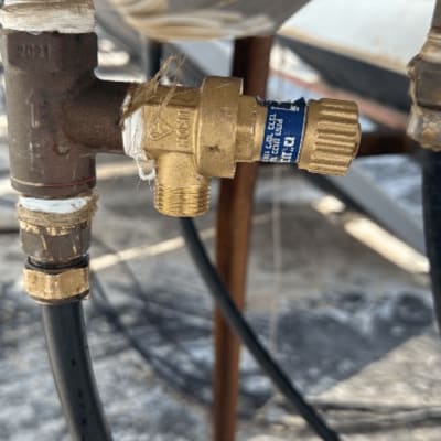 שסתום ומחברים בצנרת שמש