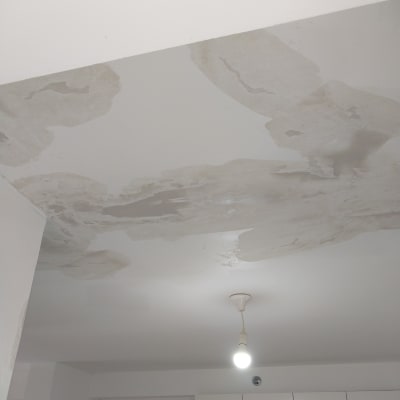 תקרה עם כתמי רטיבות וצבע מתקלף