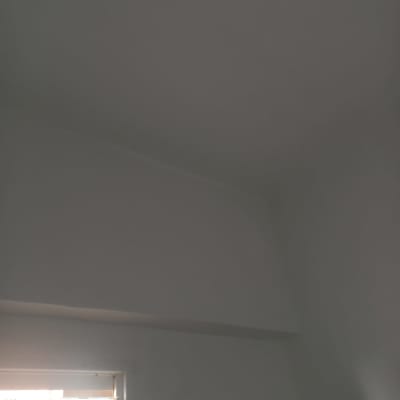 קיר ותקרה צבועים בלבן עם חלון פתוח