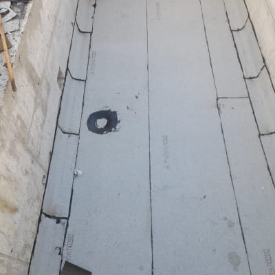 משטח איטום עם יריעות ביטומניות ופינות מחוזקות