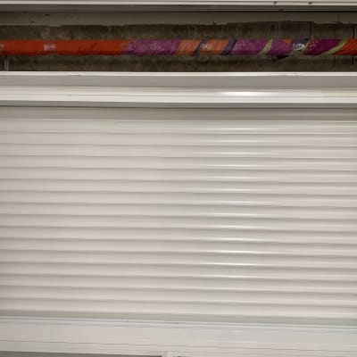 תריסים לבנים מותקנים על קיר פנימי