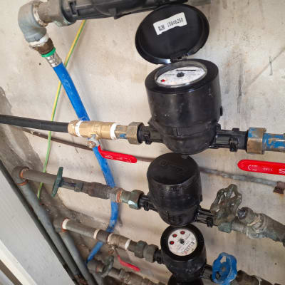 מד מים עם צינורות וברזים צבעוניים